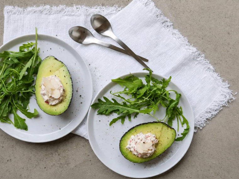Gevulde avocado met geitenkaas en honing