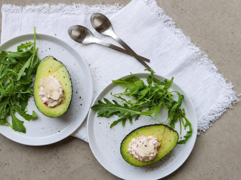 Gevulde avocado met geitenkaas en honing
