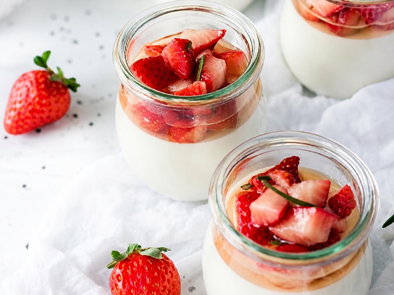 Panna cotta met honing en aardbeien