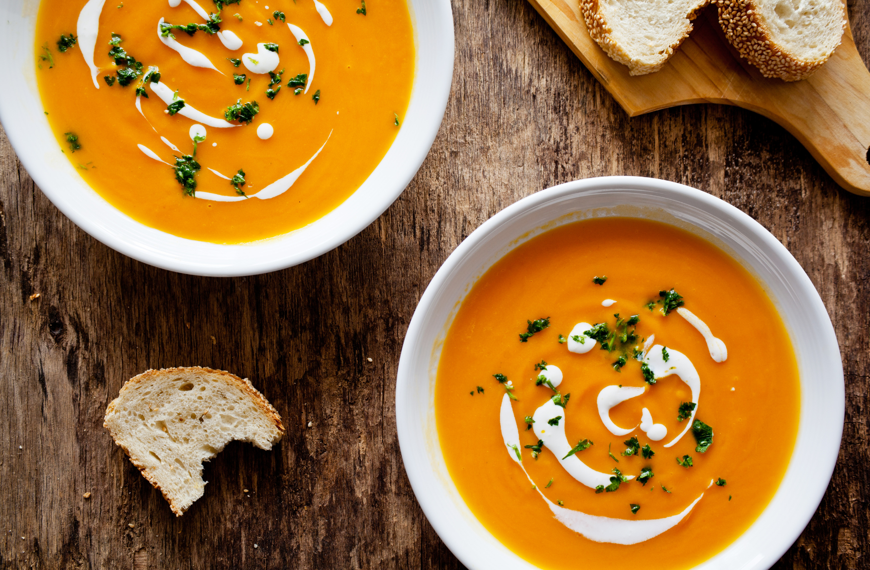 Par une froide journée d'automne ou d'hiver, il n'y a rien de plus agréable qu'un bol de soupe de carottes chaude et crémeuse, infusée avec les notes sucrées du miel. Cette soupe n'est pas seulement délicieuse, elle est aussi pleine de vitamines et de minéraux.