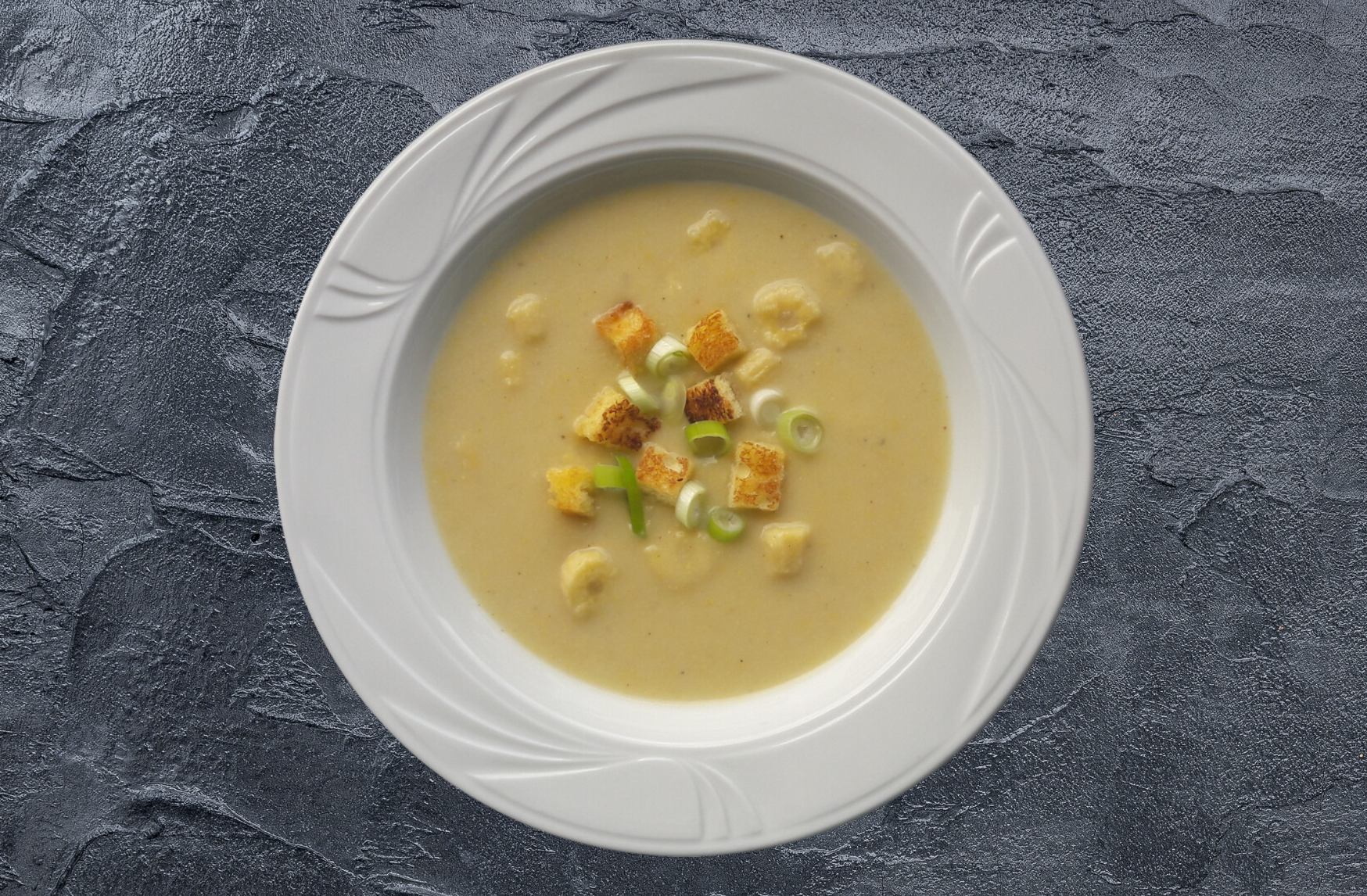 Avec la texture crémeuse du chou-fleur, le croquant sucré du maïs et un soupçon d'oignon et d'ail, cette soupe est non seulement nutritive et savoureuse, mais elle convient également aux régimes hypoprotéinés.